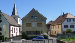 das alte Schulhaus neben der Kirche